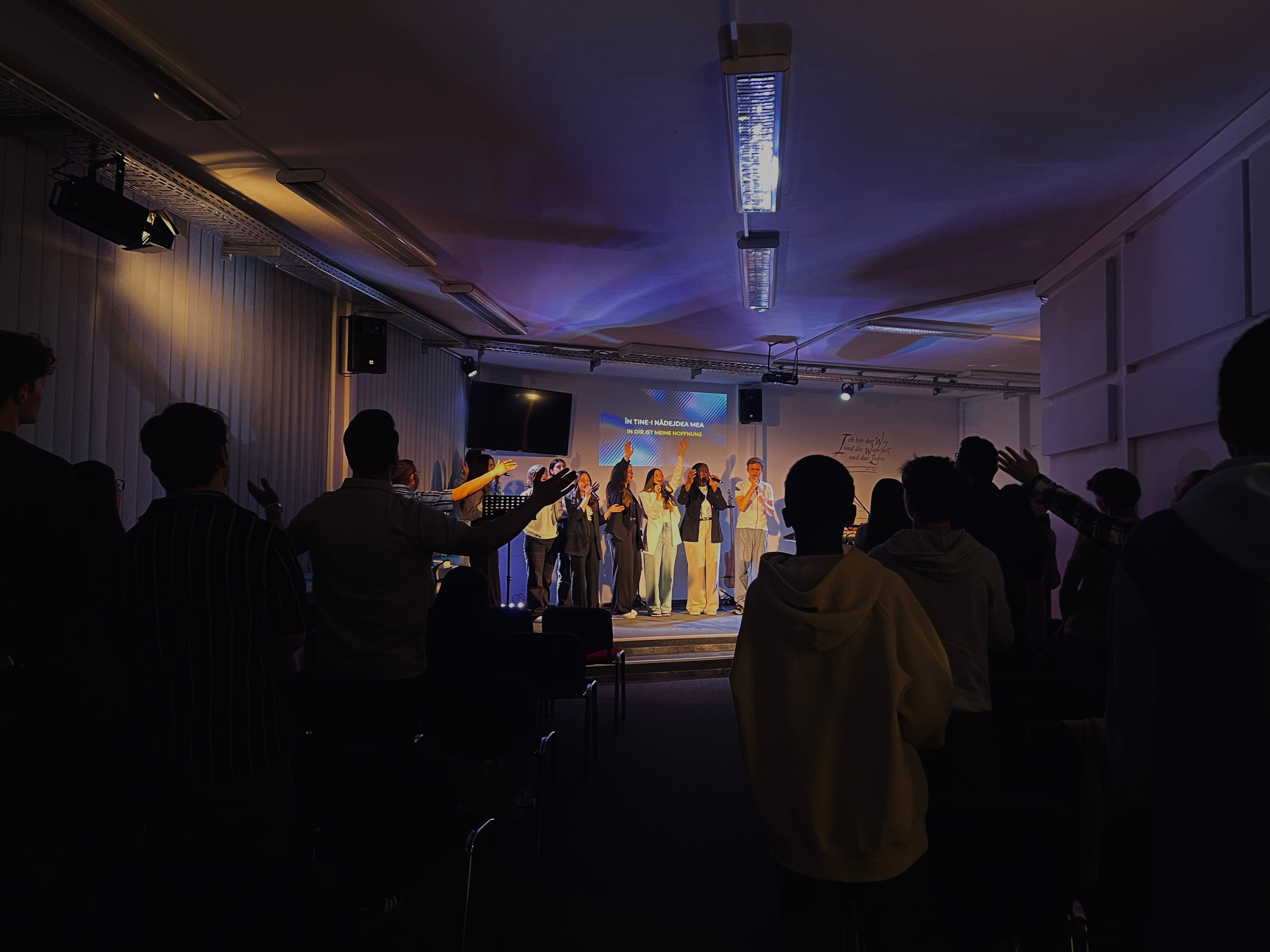 Youth Night – Jugendlicher predigt, junge Frau betet
